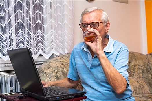 老人,笔记本电脑,玻璃杯,威士忌