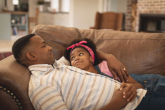 美国黑人,父亲,女儿,放松,沙发,互相看