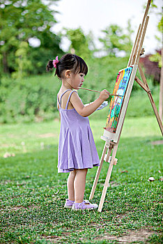 正在画画的小女孩