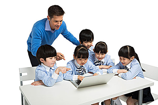 小学生和外教男老师学习电脑