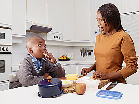 母亲与儿子,在厨房,吃早饭