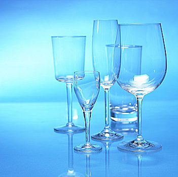 玻璃杯,蓝色背景