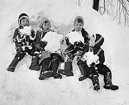 四个孩子,玩,雪