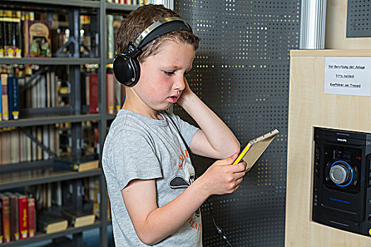 男孩,7岁,听,耳机,公共图书馆,萨克森,德国,欧洲