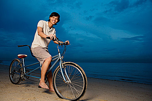 男人,海滩,坐,双人自行车