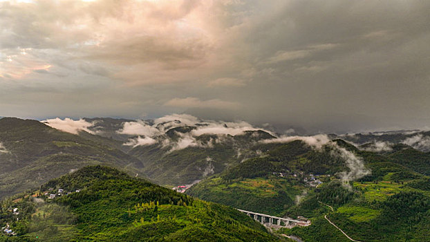 重庆酉阳,西边日落东边雨,山色空蒙景亦奇