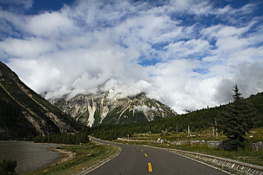 青藏高原山谷公路