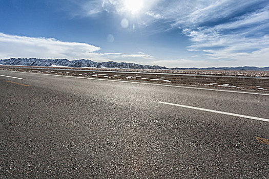 中国西部荒野道路