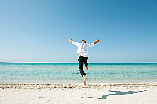 男人,跳跃,半空,海滩,后视图