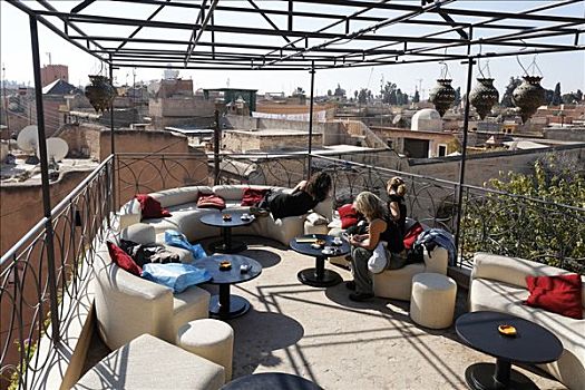 女青年,游客,放松,屋顶,内庭,上方,历史,马拉喀什,摩洛哥,非洲