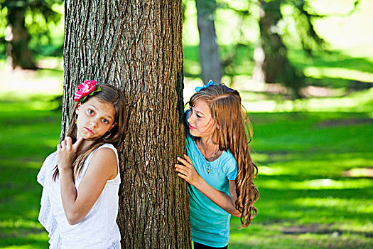 两个,姐妹,玩,捉迷藏,公园,艾伯塔省,加拿大
