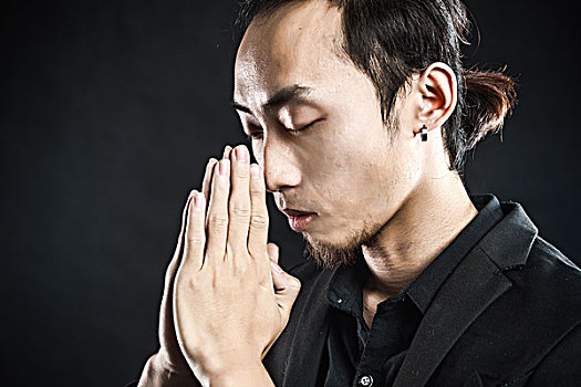 亚洲男子
