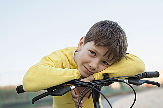 头像,微笑,男孩,靠着,自行车,蓝天