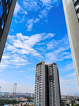 广东省广州市,蓝天白云映衬下的花园式小区