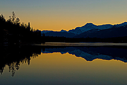 日落,轮廓,壮观,山,后面,金字塔,湖,靠近,艾伯塔省,加拿大