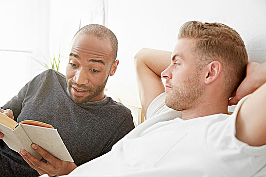 同性恋,卧,床上,读,书本