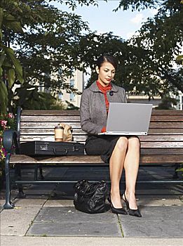 女人,公园长椅,使用笔记本,电脑