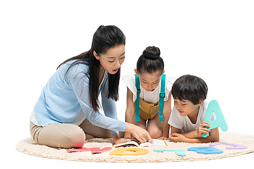 年輕女老師輔導學生學習