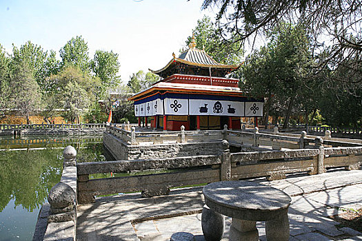 西藏拉萨市罗布林卡内的园林建筑