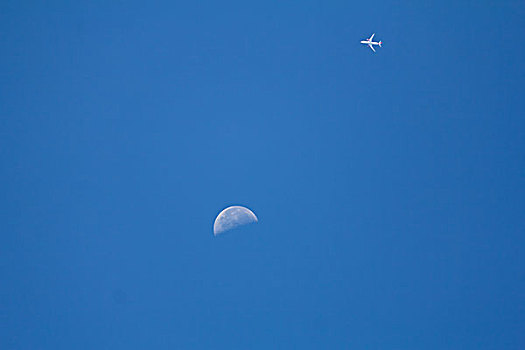 飞机掠过月亮