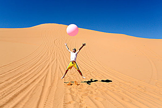 轻盈,男人,抛起,大,粉色,气球,沙漠,州立公园,靠近,犹他,美国