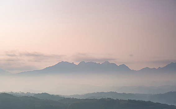 户外高山云雾缭绕自然景观