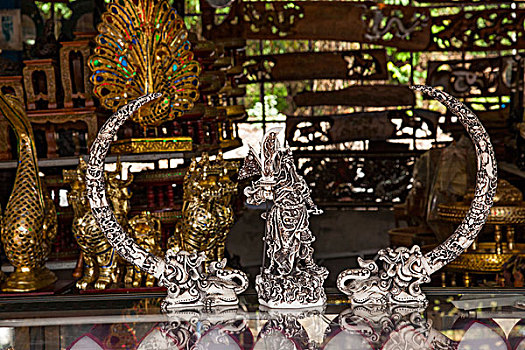 泰北清莱,驿站温泉商业一条街的雕塑艺术品---象牙雕刻与关公像