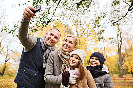 家庭,孩子,季节,科技,人,概念,幸福之家,智能手机,秋天,公园