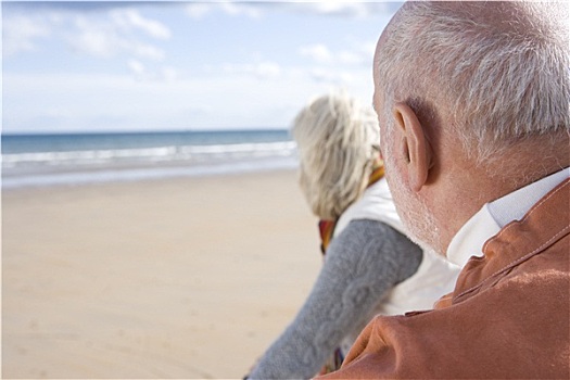 老年,夫妻,海滩,向外看,海洋,特写,后视图