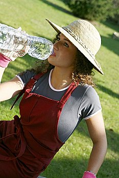 女青年,草帽,园艺手套,喝,矿泉水,瓶子