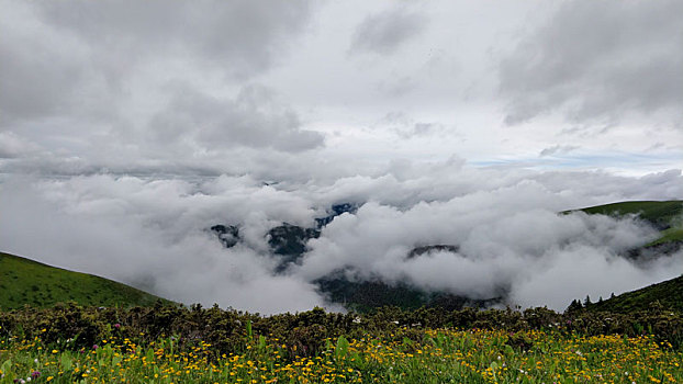 云雾缭绕中的青山