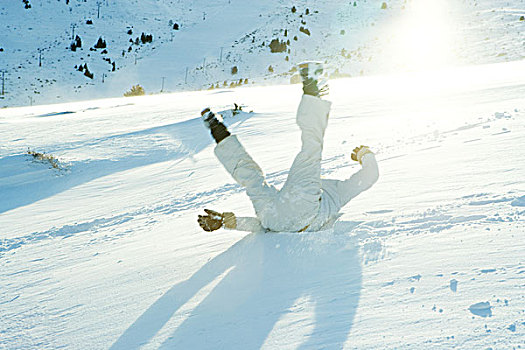 年轻,滑雪,落下,滑雪坡,抬腿,后视图