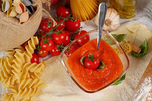 意大利面,番茄酱,圣女果