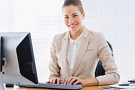 职业女性,用电脑,办公室,书桌