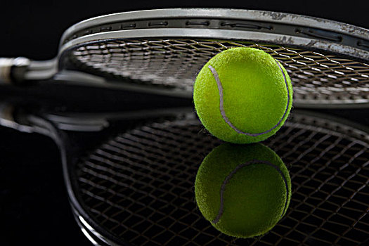 特写,球拍,荧光,黄色,网球,反射,黑色背景