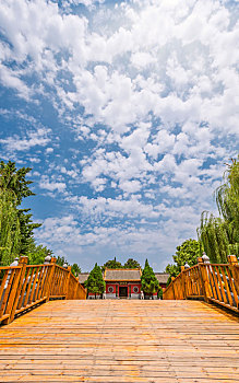 河南郑州新郑黄帝故里景区的轩辕桥与轩辕庙