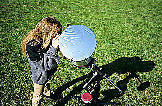 女青年,看,太阳,望远镜