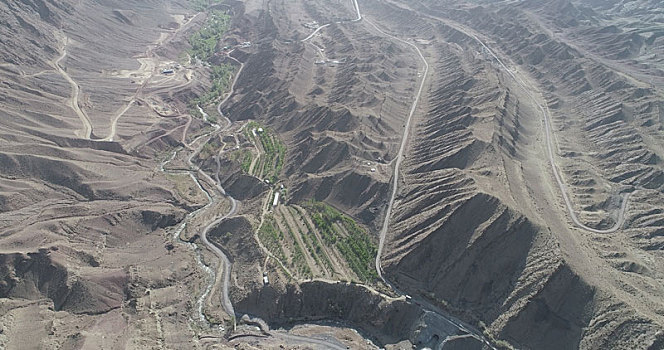 新疆哈密,航拍天山山区的地质构造与山区公路