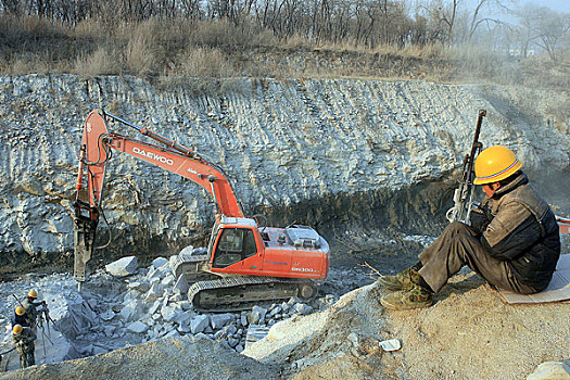 南水北调工程北京段的挖槽施工现场