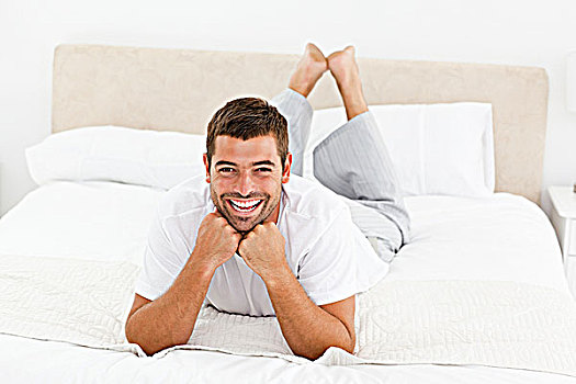 男人躺床上笑的表情包图片