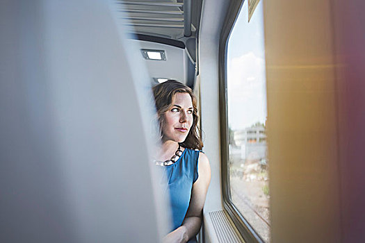 中年,女人,列车,望向窗外