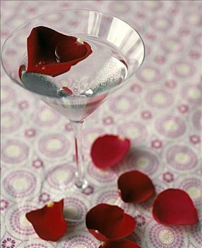 马提尼酒,玫瑰花瓣