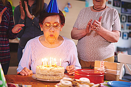 老年,女人,吹蜡烛,生日蛋糕,聚会