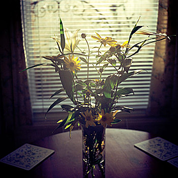 小,向日葵,玻璃,花瓶,圆,桌子,压抑,亮光,威尼斯,百叶窗,帘,背景