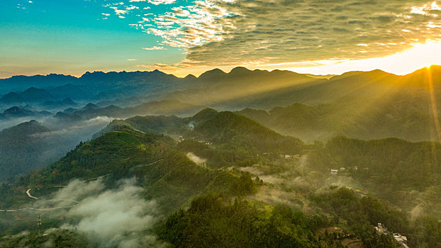 重庆酉阳,秋后山岚扮靓乡村