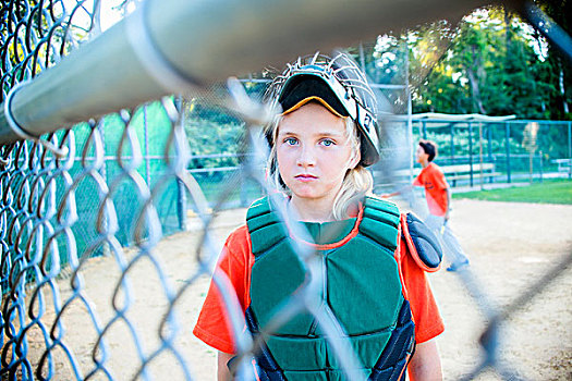 女孩,戴着,棒球,看穿,栅栏