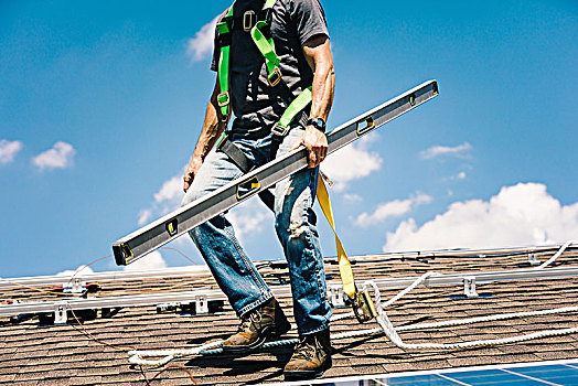 工人,安装,太阳能电池板,房顶,房子,拿着,水平仪,下部,仰视