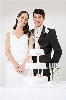新婚夫妇,站立,婚礼蛋糕