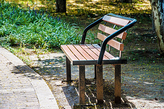 公园内无人的长椅特写