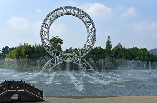 中国竹子博览园的摩天轮与喷泉